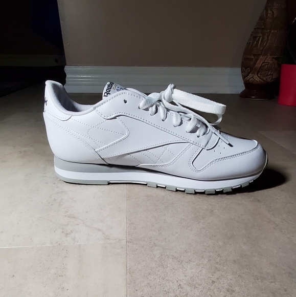 Brand new Reebok Classic,Men Size 9 - Picture 2 of 10